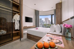 Suite estudio, balcón, vistas a la ciudad | Escritorio, wifi gratis, ropa de cama