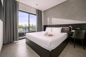 Lyxpenthouse - balkong - viss havsutsikt | Skrivbord, gratis wi-fi och sängkläder