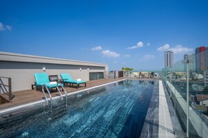 Una piscina al aire libre
