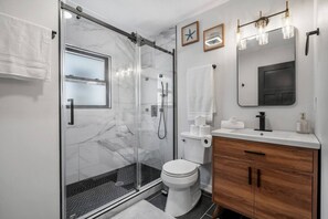 Hair dryer - Spacious / New - 8BD/4BTH - Sleeps 16 + Garage! (Chicago)
