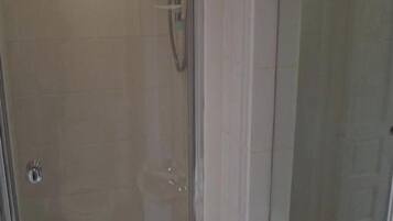 Douche, sĂšche-cheveux, serviettes fournies