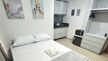 Apartamento | Espaço de trabalho para notebook, cortinas blackout