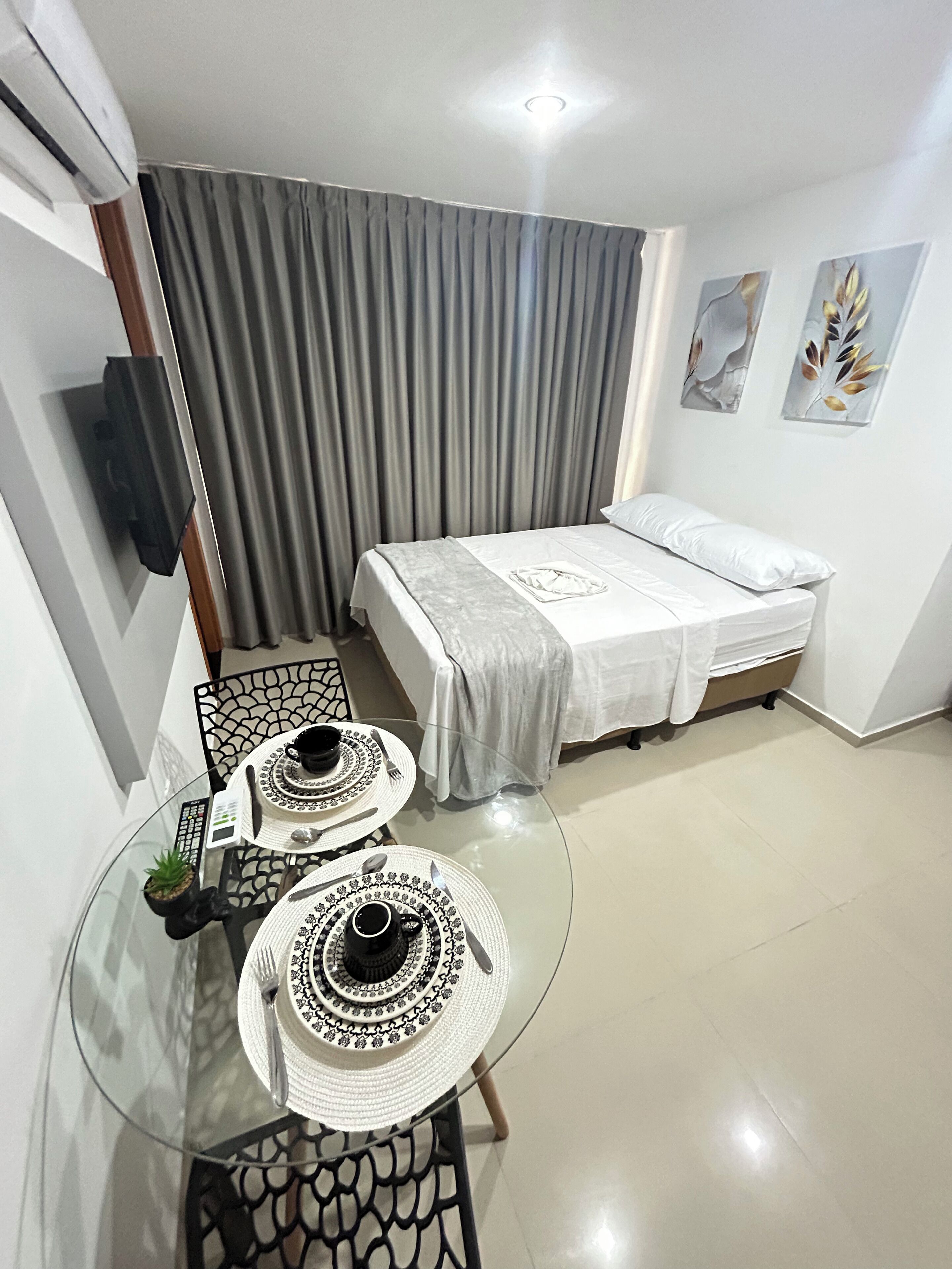 Lejlighed | Arbejdsområde til bærbare computere, mørklægningsgardiner