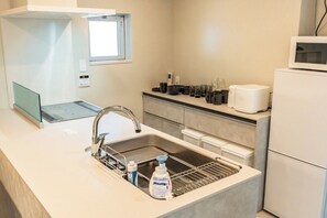 冰箱、微波炉、炉灶、厨具/餐具