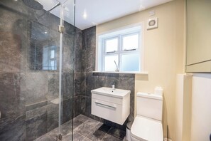 مستلزمات مجانية للعناية الشخصية، مجففات شعر، مناشف