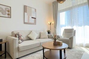 TV - Trendy 1BR in Mangrove Place – For 3 Guests (Abu Dhabi)
