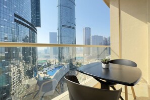 Outdoor dining - Trendy 1BR in Mangrove Place – For 3 Guests (Abu Dhabi)