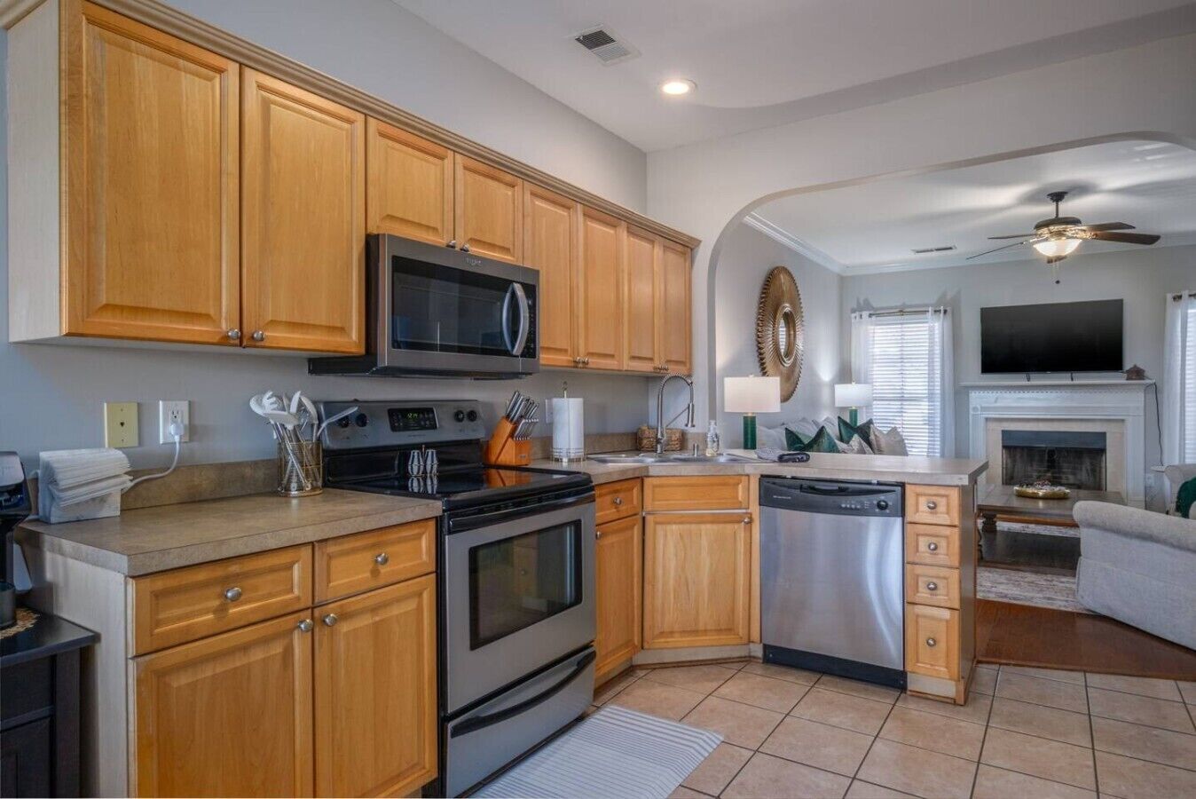 Coffee/tea maker, fridge, microwave, oven