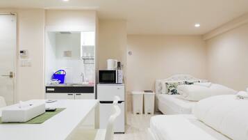 1 bedroom, desk, free WiFi, bed sheets