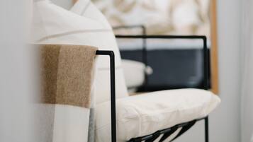 2 bedrooms, iron/ironing board, Internet, bed sheets