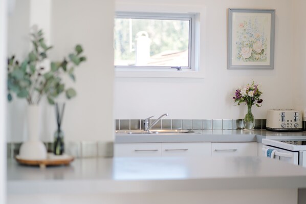 Fridge, microwave, oven, stovetop - Guest House on Grove (Nelson)