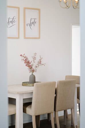 Dining - Guest House on Grove - short walk to Nelson city centre (Nelson)