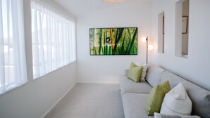 TV, video games - Guest House on Grove (Nelson)