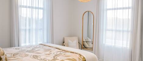 2 عدّة غرف نوم ومكواة/لوح كي وخدمة الإنترنت وملاءات أسرّة