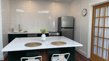 Appartement Deluxe, vue sur la ville | Cuisine privée | Réfrigérateur grande capacité avec congélateur, four à micro-ondes