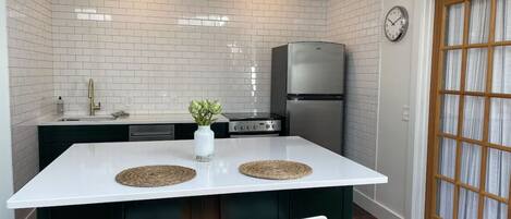 Deluxe-Apartment, Stadtblick | Eigene Küche | Großer Kühlschrank, Mikrowelle, Ofen, Herdplatte