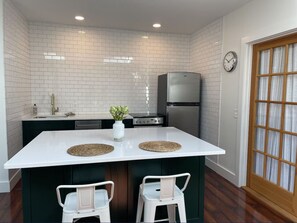 Deluxe Apartment, City View | Private kitchen | Full-size fridge, microwave, oven, stovetop