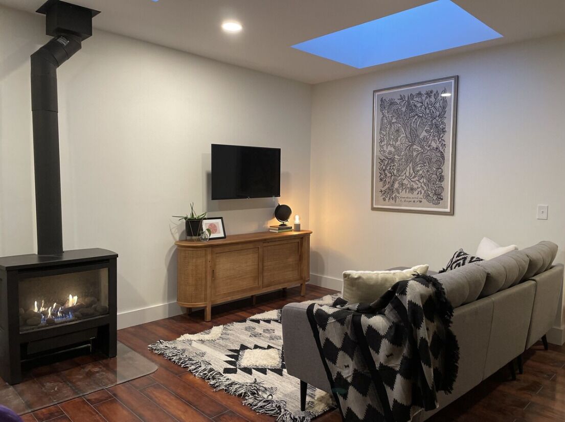 Deluxe Apartment, City View | Living area