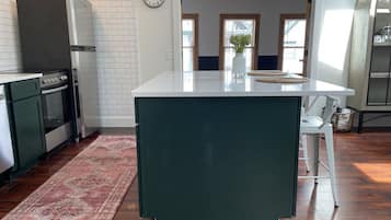 Appartement Deluxe, vue sur la ville | Cuisine privée | Réfrigérateur grande capacité avec congélateur, four à micro-ondes