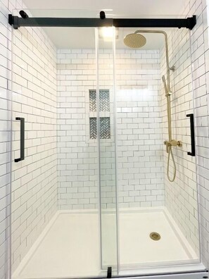 Departamento Deluxe, vista a la ciudad | Baño | Regadera, secadora de cabello, toallas, jabón