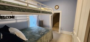 4 bedrooms, desk, free WiFi, bed sheets