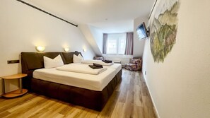 1 bedroom, WiFi, bed sheets - Comfortable and versatile room -perfect for relaxation, work and exchange (Winterberg)