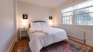 4 bedrooms, desk, iron/ironing board, travel cot - DC Metro: Cozy 4BR Cottage on a Hill - Pets allowed  (Silver Spring)