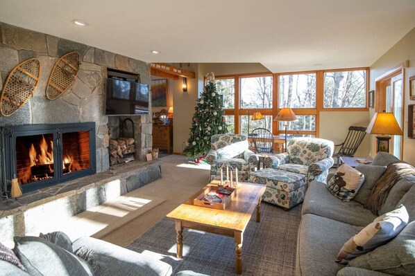 Smart TV, fireplace