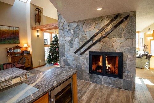 Three Bedroom House Sized Condo with Private Hot Tub Walk to Trail