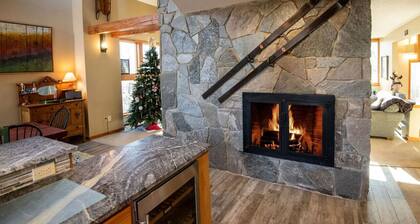 Three Bedroom House Sized Condo with Private Hot Tub Walk to Trail