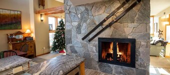 Three Bedroom House Sized Condo with Private Hot Tub Walk to Trail