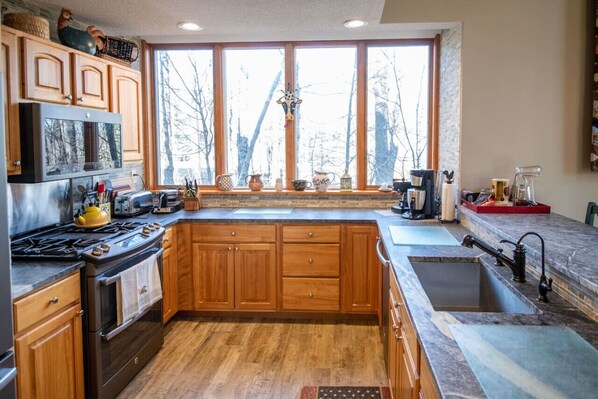 Jääkaappi, mikroaaltouuni, uuni, liesi