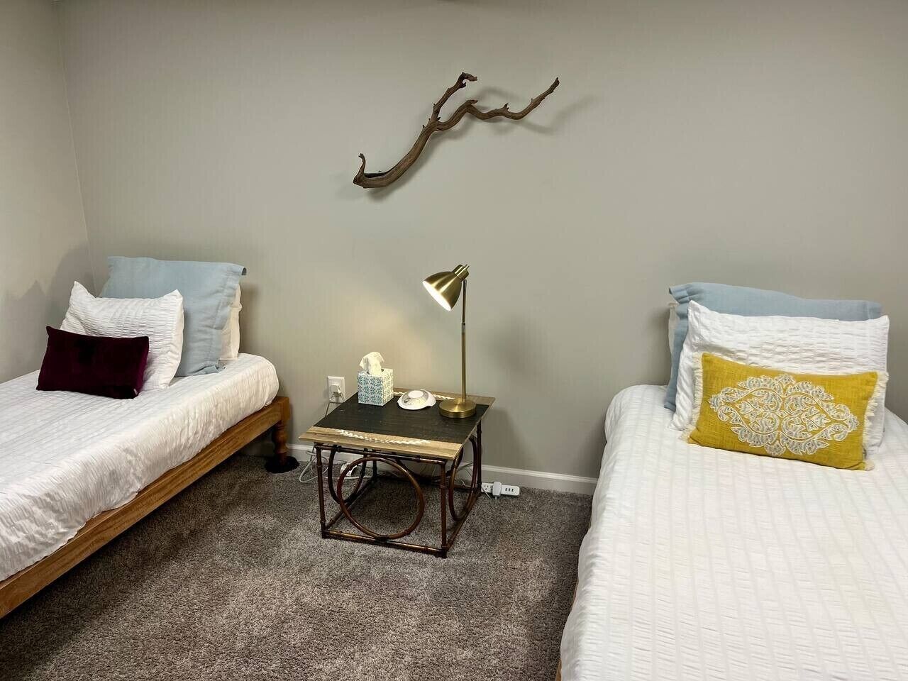 Desk, iron/ironing board, WiFi, bed sheets