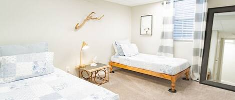 Desk, iron/ironing board, WiFi, bed sheets