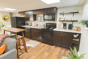 Fridge, microwave, oven, stovetop - Charming 2 Bedroom - minutes to Samford and UAB! (Birmingham)