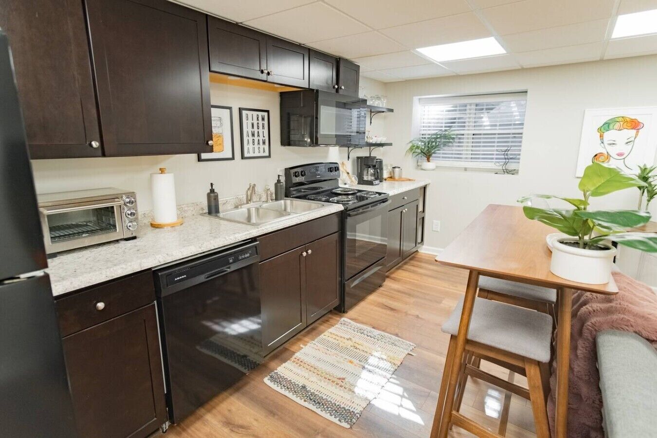 Coffee/tea maker, fridge, microwave, oven
