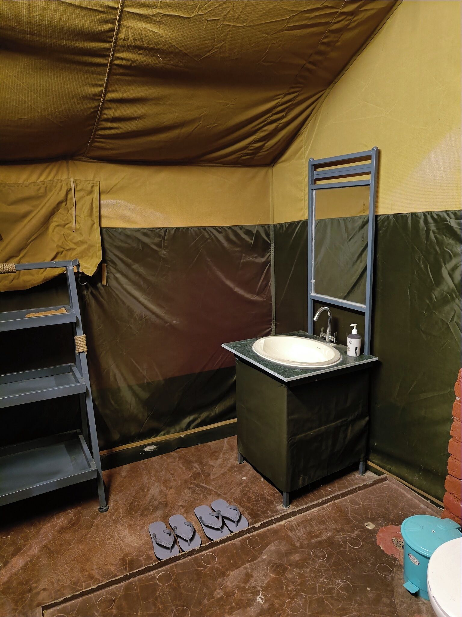 Une salle de bain compacte et fonctionnelle, équipée d’un lavabo, d’un miroir et des équipements de base.
