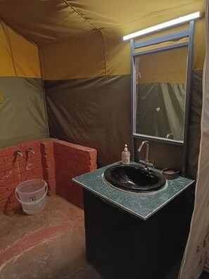 Shower, slippers - Jaseelo Camps near Tehri Lake (Tehri)