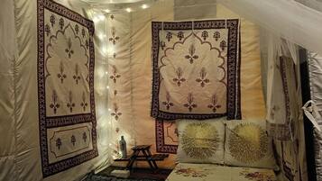 1 bedroom, bed sheets