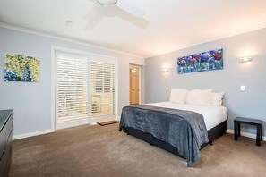 House, 4 Bedrooms - 4 BDRM Pet Friendly Home 200m to Creek (Burleigh Heads)