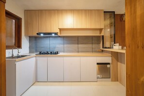 Suite Deluxe | Cocina privada | Plancha de cocina, toallas de papel y isla de cocina 