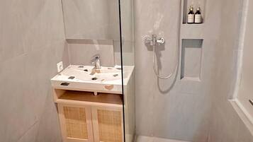 Apartemen Deluks | Kamar mandi | Shower, perlengkapan mandi gratis, handuk, dan sabun