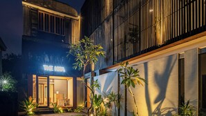 Un bâtiment moderne doté d’une entrée bien éclairée et d’une cour dallée.
