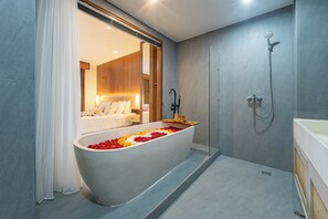 Suite familiar | Baño | Ducha, artículos de higiene personal gratuitos, toallas y jabón