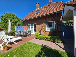 Outdoor dining - Ferienwohnung Ebbe Neßmersiel - Welcome to the vacation apartment Ebbe in Neßmersiel. (Dornum)