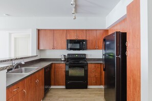 Kjøleskap, mikrobølgeovn, ovn og kokeplater