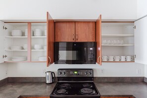 雪櫃、微波爐、焗爐、爐具