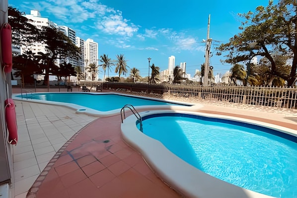 Apartamento família | Piscina | 14 piscinas externas