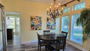 Dining - Lovely 4-bedroom house in charming Irving with AC, WiFi - Coppell Schools. (Irving)