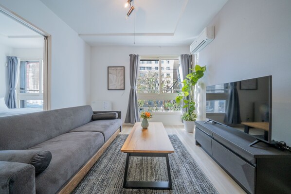 Televisión de pantalla plana y chimenea